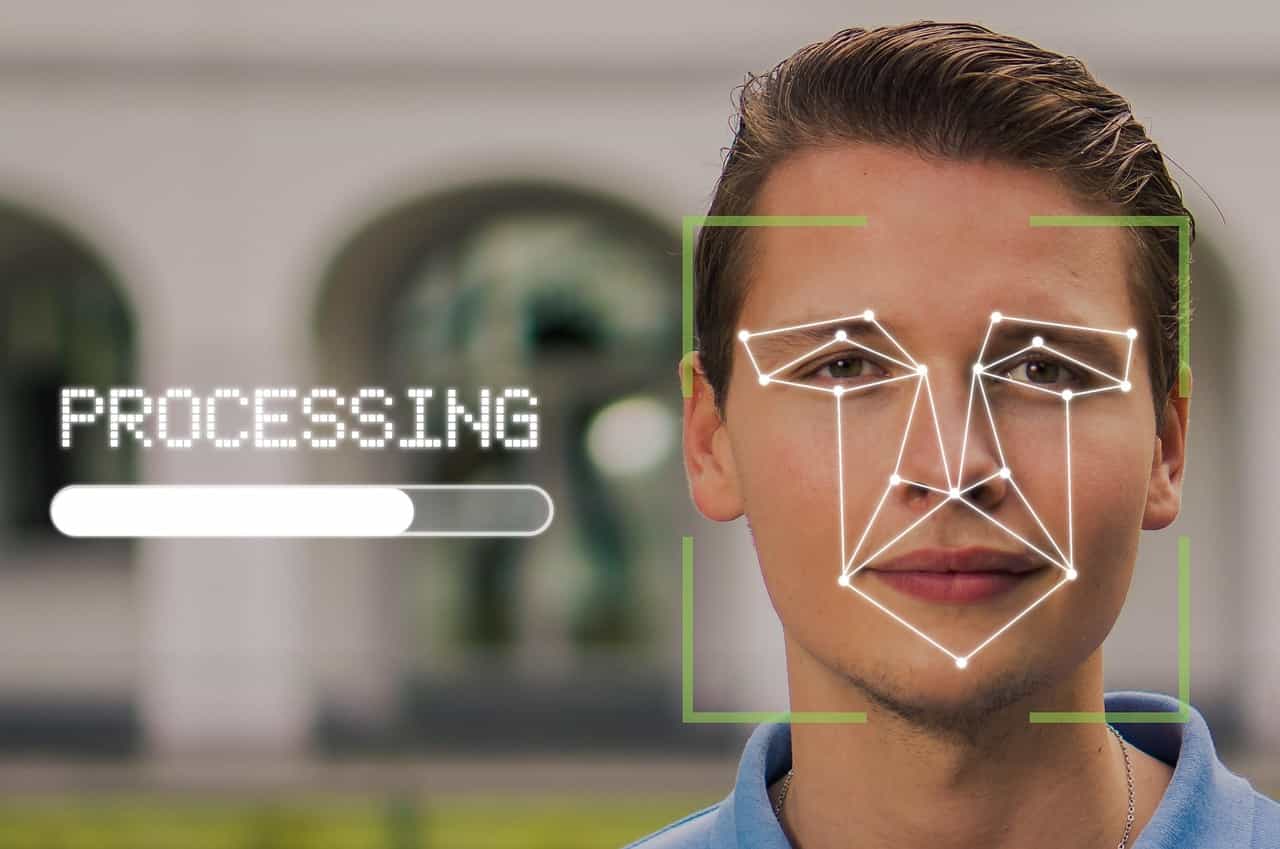 Anatel passa a exigir biometria facial para troca de chip e portabilidade no Brasil Rosto masculino com mesh de reconhecimento facial sobreposto e barra de processamento, ilustrando a verificação biométrica para troca de chip