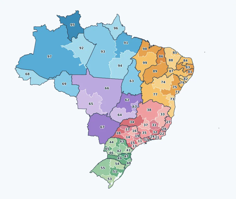 Mapa do Brasil dividido nas 67 áreas de DDD, com o código de cada área