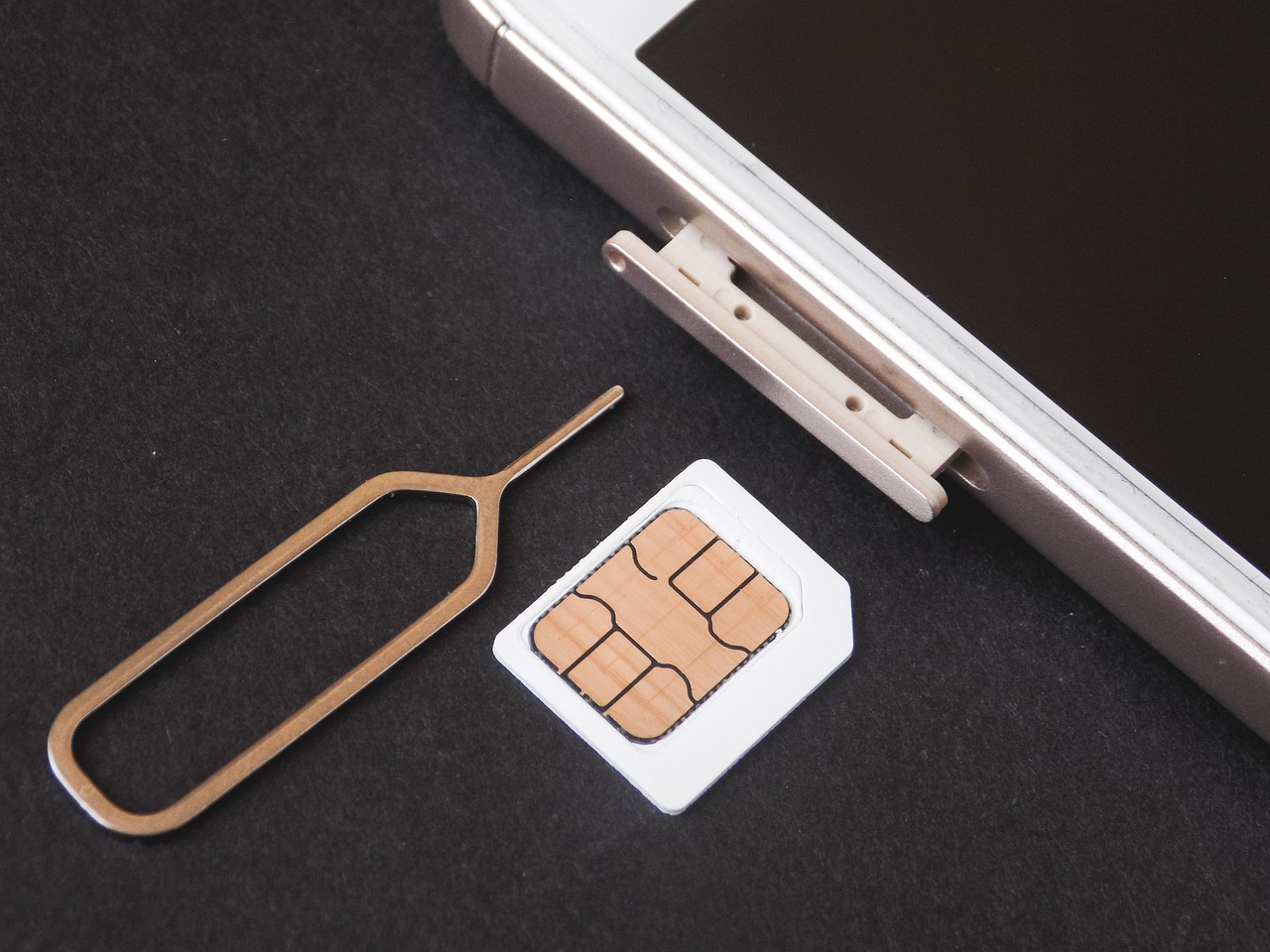 SIM card nano sim ao lado de bandeja e ejetor, representando a troca física de chip que agora exige biometria
