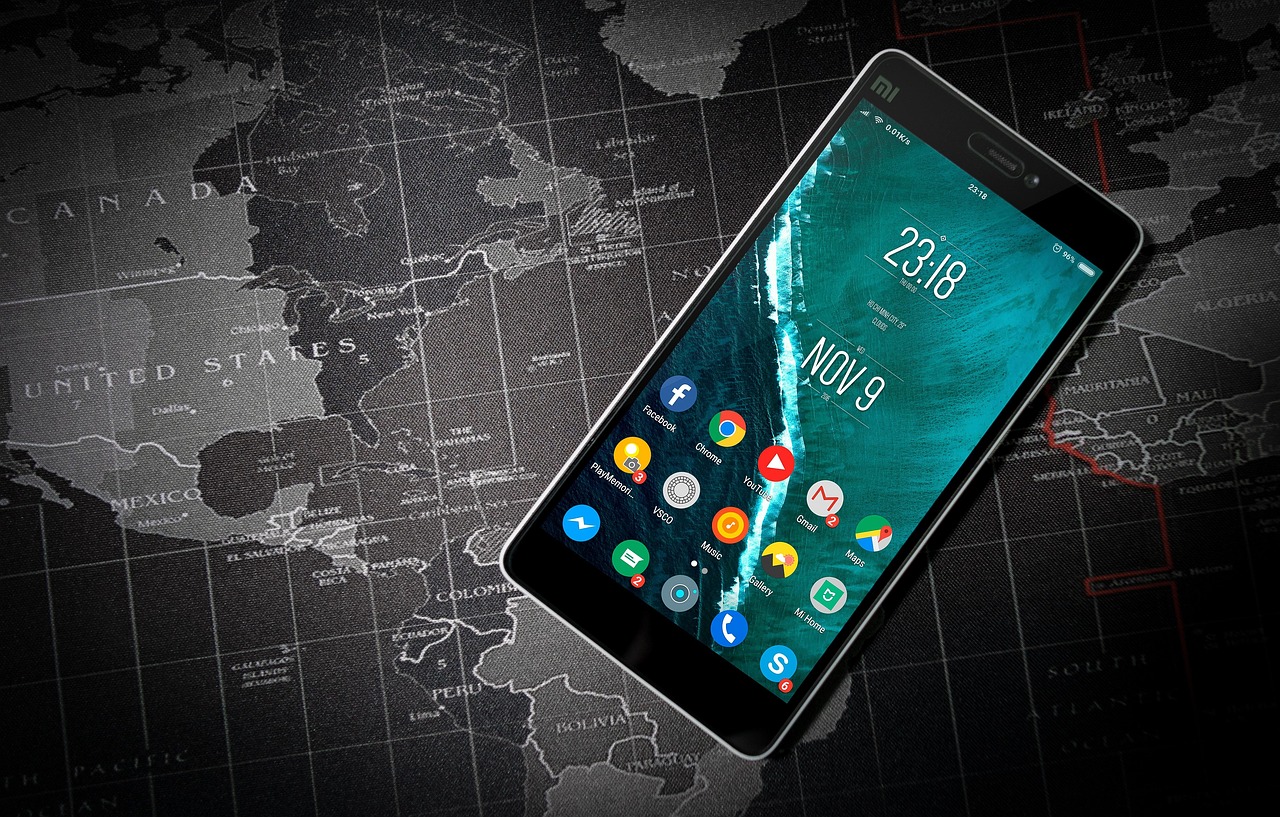 Smartphone Android intermediário com tela acesa exibindo apps populares, ilustrando a categoria de aparelhos ideal para presentear