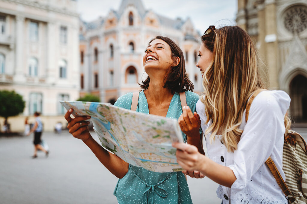 Turista viajando América Latina Turista usando smartphone em uma rua movimentada da América Latina