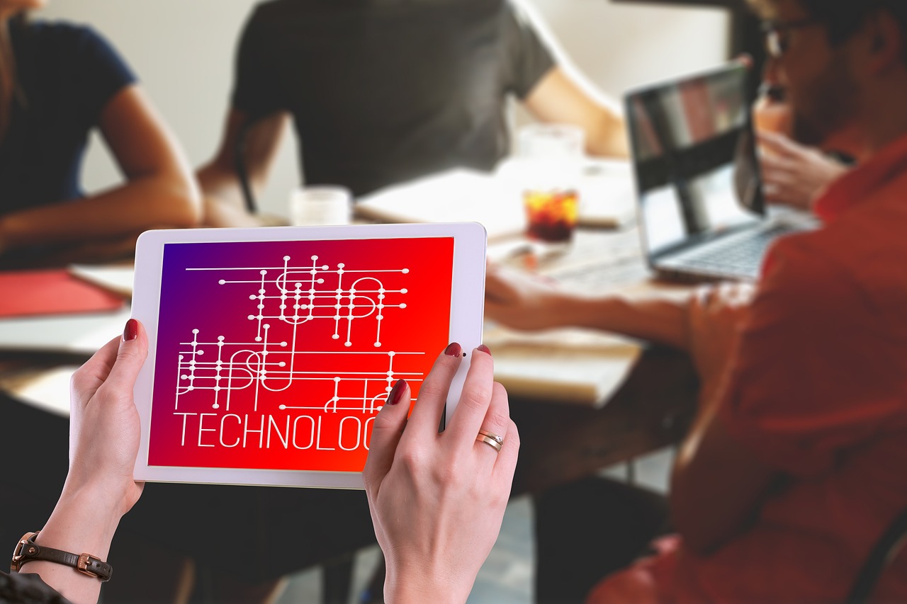 Equipe editorial do DDI-DDD verificando e atualizando informações Equipe profissional colaborando em pesquisa e verificação de dados de telecomunicações