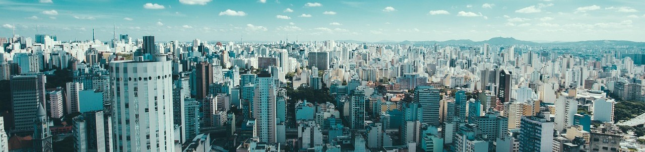 Panorama de São Paulo - Metrópole brasileira e centro de telecomunicações Vista panorâmica dos edifícios e arranha-céus de São Paulo, maior centro urbano do Brasil